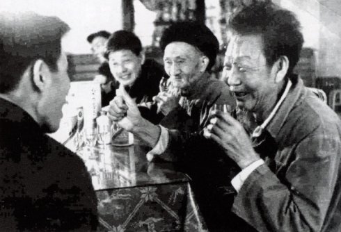 1970年初的茅台酒品评会，王绍彬、李兴发、许明德等在品酒.jpg