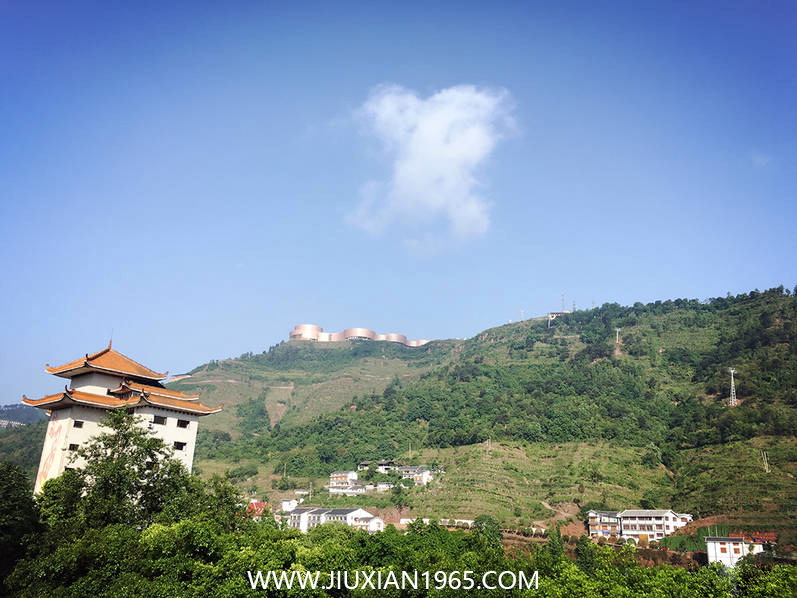 A08晴朗的时候，茅台镇青山苍翠，云挂山间。.jpg